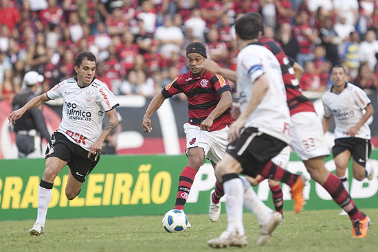 Lance do jogo entre Flamengo e Corinthians, considerado o melhor jogo Campeonato Brasileiro até agora
