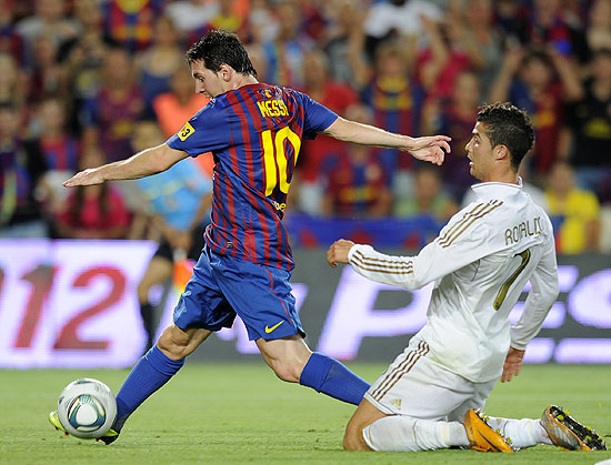 Cristiano Ronaldo vê Lionel Messi faz o seu primeiro gol na final da Supercopa da Espanha