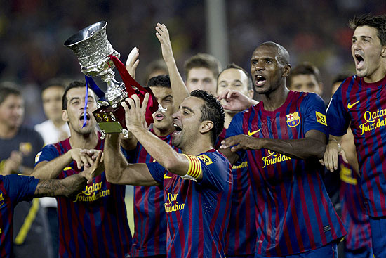 Xavi levanta o troféu de campeão da Supercopa da Espanha