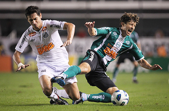 Ganso divide a bola com Tcheco durante o duelo do Santos contra o Coritiba, na Vila