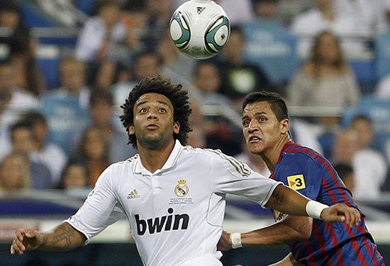Marcelo, do Real, em disputa com Alexis Sanchez, do Barcelona, na deciso da Supercopa da Espanha