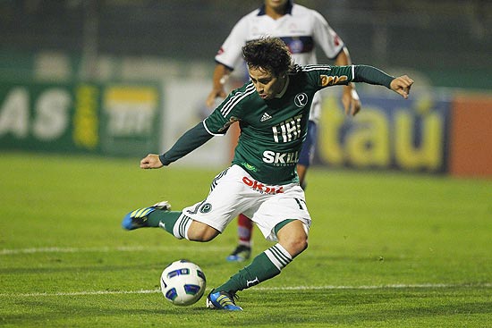 O chileno Valdivia tenta uma finalização para o Palmeiras no confronto contra o Bahia