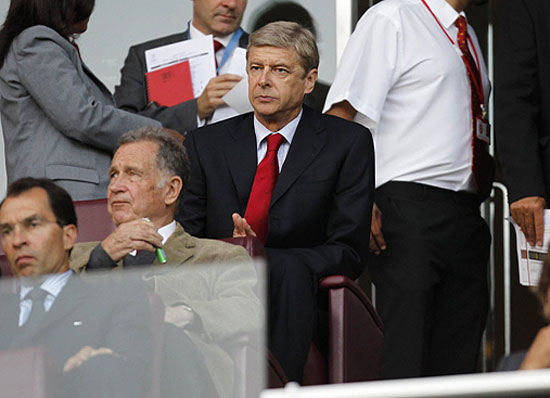 Arsne Wenger, tcnico do Arsenal, acompanha a equipe da tribuna, ao lado dos dirigentes do clube