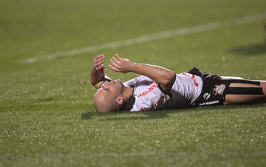 O lateral direito Alessandro, do Corinthians, lamenta gol perdido na derrota para o Figueirense