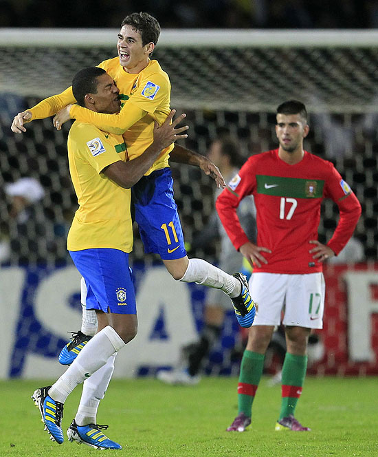 Negueba (esq.) e Oscar comemoram um gol contra Portugal, na final do Mundial sub-20