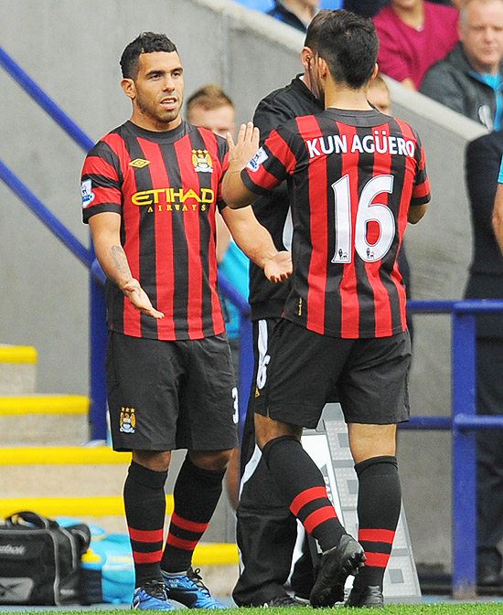 Tevez cumprimenta Agüero (16) ao entrar em seu lugar, durante jogo do Manchester City