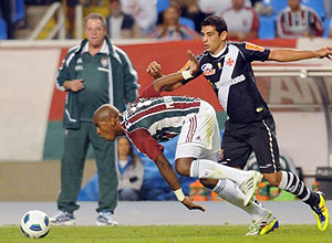 Mrcio Rosrio (esq.) disputa bola com Diego Souza