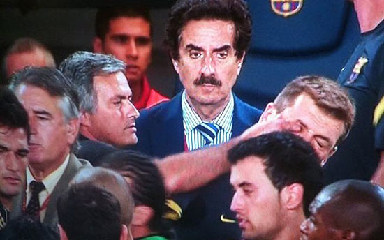 Mourinho empurra o rosto do auxiliar tcnico do Barcelona, Tito Vilanova, na deciso da Supercopa da Espanha, em agosto