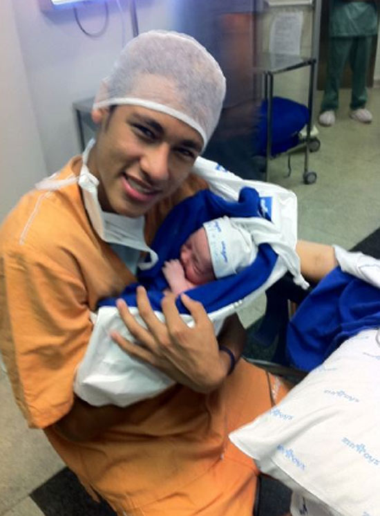 Neymar colocou uma foto dele com o filho em sua conta oficial no Twitter, com 2 milhões de seguidores