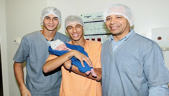 Ganso, Neymar Jr. e Neymar, com Davi Lucca, filho do atacante, na maternidade