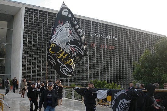 Torcedores do Corinthians ostentam bandeiras com mastros na frente da Assembleia Legislativa, em 2010