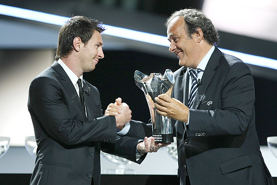 Messi e o presidente da Uefa, Michel Platini, durante cerimnia que elegeu o argentino o melhor da Europa em 2011