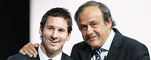 Messi e Platini – Claude Paris - 25.ago.11/Associated Press