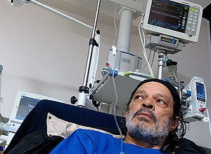O ex-jogador Sócrates em foto quando estava internado; médicos colocarma um stent para desviar sangue no fígado