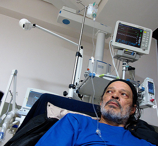 Sócrates,57, no hospital antes de receber alta