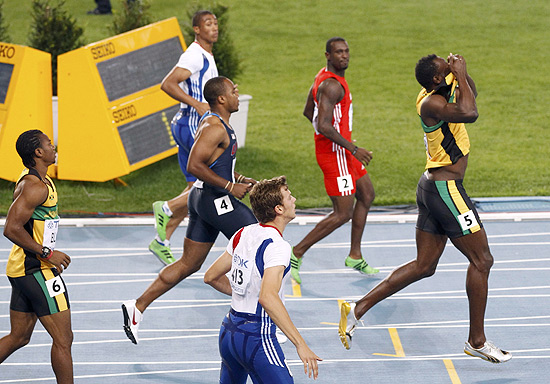 Bolt (dir.) lamenta aps queimar a largada na final dos 100 m no Mundial