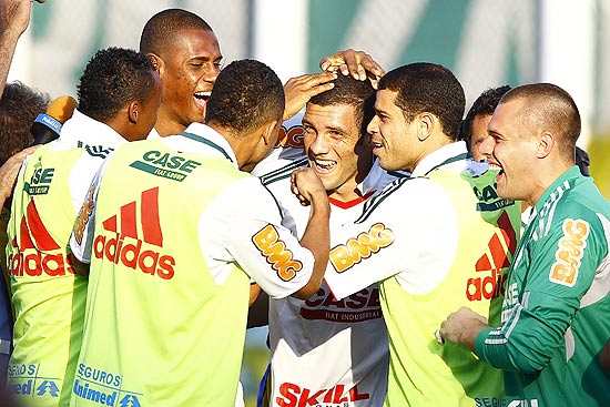 Leandrão, no centro, comemora seu gols com os companheiros