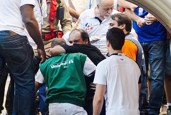 Ricardo Gomes passa mal durante a partida e é levado para ambulância