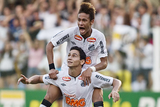 Ganso comemora com Neymar gol contra o São Paulo