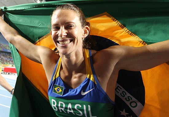Fabiana comemora com a bandeira brasileira