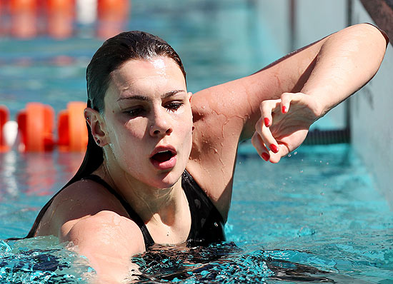 Alessandra Marchioro nada para sair da piscina após completar a prova