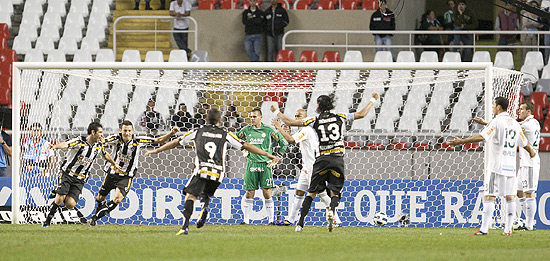 Jogadores do Botafogo festejam gol na vitria sobre o Palmeiras no Engenho