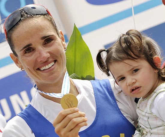 Fabiana Beltrame mostra a medalha de ouro conquistada na prova do skiff simples