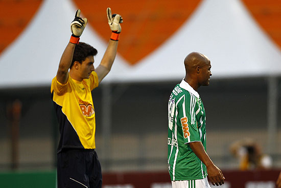 O goleiro Rafael comemora sua defesa no pênalti cobrado por Marcos Assunção