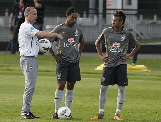 O técnico Mano Menezes conversa com Ronaldinho e Neymar durante treino da seleção brasileira em 2011