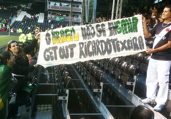 Protestos contra Ricardo Teixeira no estádio Craven Cottage
