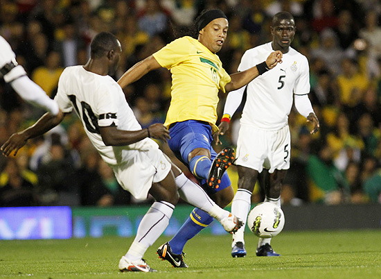 Ronaldinho sofre marcação de Kwadwo Asamoah, de Gana, durante amistoso em Londres