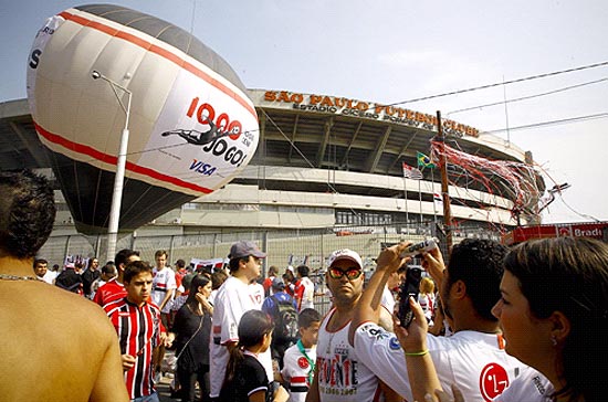 Movimentação dos torcedores do São Paulo antes do duelo contra o Atlético-MG, no Morumbi