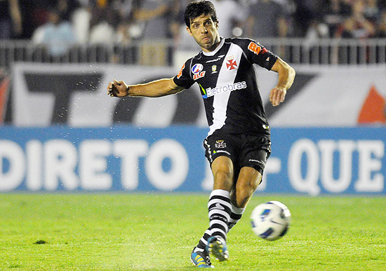 Juninho Pernambucano cobra falta do primeiro gol do Vasco contra o Coritiba, em São Januário
