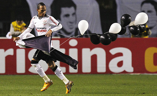 Liedson tira bandeira do Corinthians que caiu no gramado do Pacaembu, contra o Flamengo