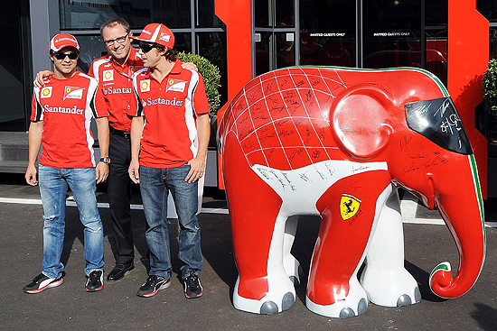 Massa (dir.) e Alonso (esq.) com o diretor da Ferrari, Stefano Domenicali, em Monza
