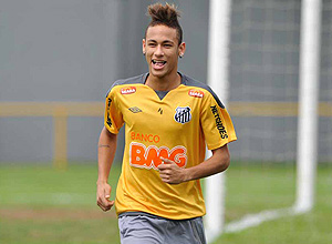 Neymar corre em treino do Santos na sexta-feira