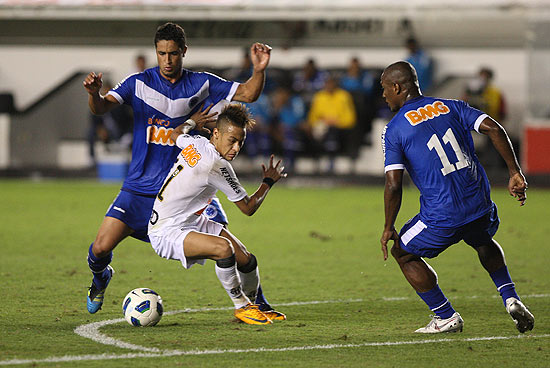 Neymar disputa bola contra dois adversrios do Cruzeiro, na Vila Belmiro