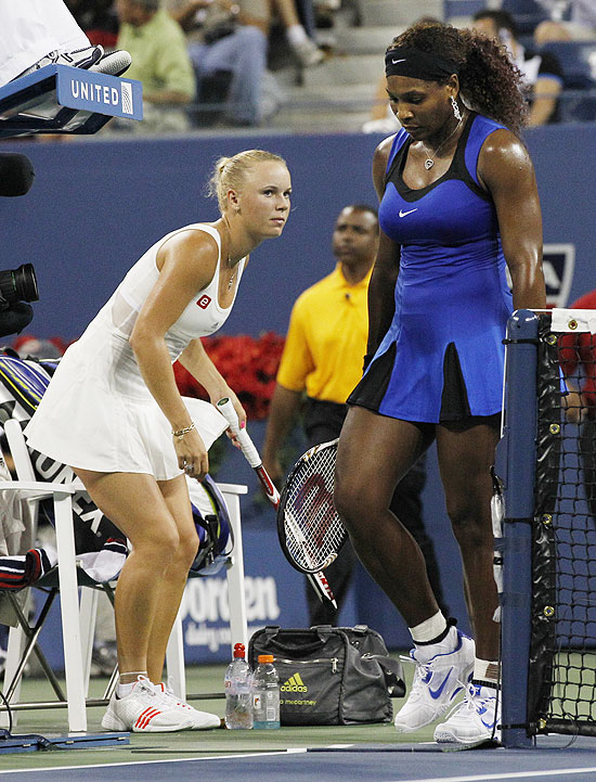 A dinamarquesa Caroline Wozniacki e a americana Serena Williams durante semifinal; clique na foto e veja galeria