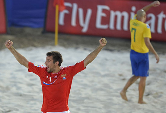 O russo Makarov celebra um de seus gols contra o Brasil na final do Mundial de futebol de areia
