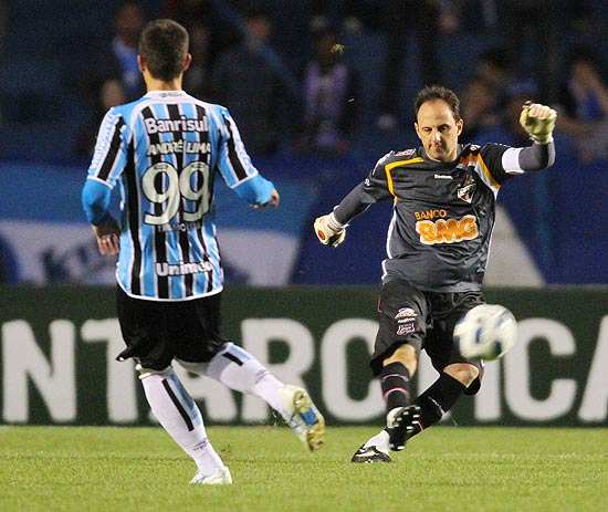 Rogério chuta bola durante a partida contra o Grêmio em Porto Alegre