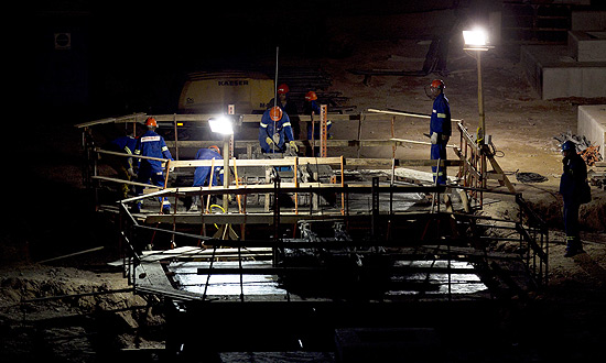 Operários da Odebrecht trabalham até às 21h na construção do estádio corintiano; clique na foto e veja galeria