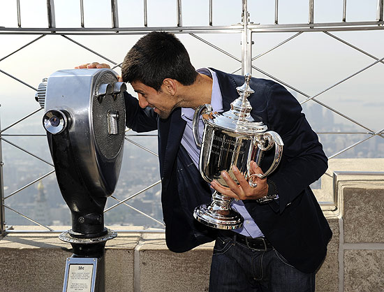 O srvio Novak Djokovic com a taa em visita ao Empire State, em Nova York