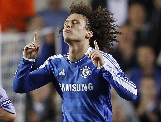 David Luiz comemora gol do Chelsea contra o Bayer Leverkusen 