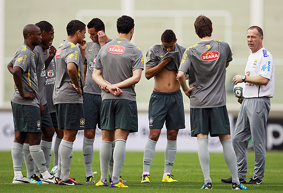 O técnico Mano Menezes conversa com os jogadores durante treino da seleção brasileira