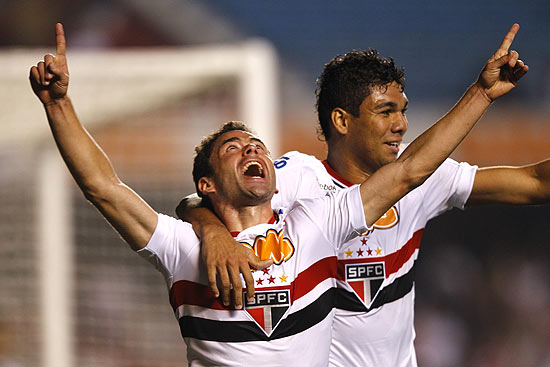 Juan levanta os braços para comemorar gol marcado contra o Ceará
