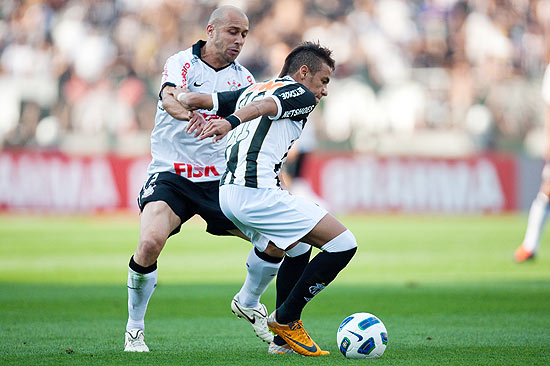 Neymar é marcado de perto pelo lateral direito Alessandro no clássico contra o Corinthians