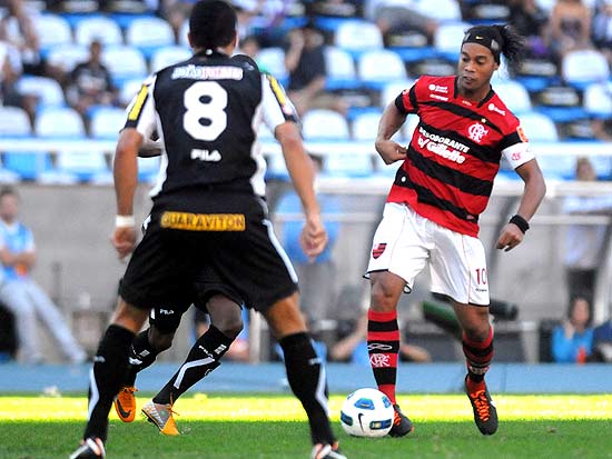 Ronaldinho em ao no jogo contra o Botafogo, observado por Renato