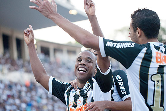 O atacante Borges comemora o seu gol na partida contra o Corinthians, no Pacaembu