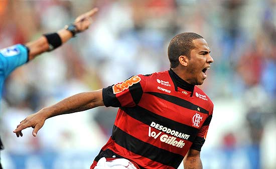 Jael comemora gol de empate do Flamengo contra o Botafofo