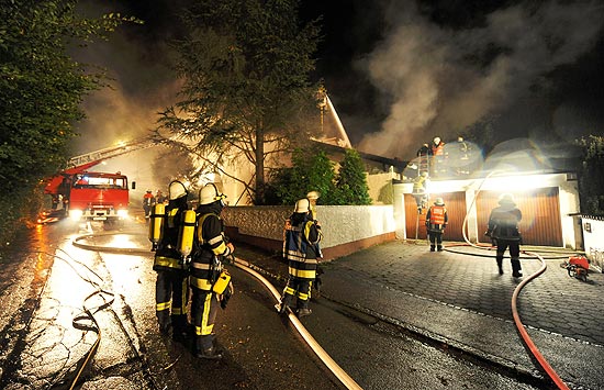 Casa do zagueiro Breno é destruída pelo fogo; clique na foto e veja galeria